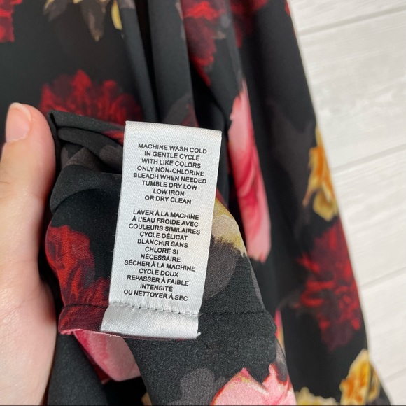 Tahari Floral Button Down Blouse Size XL - Picture 5 of 7